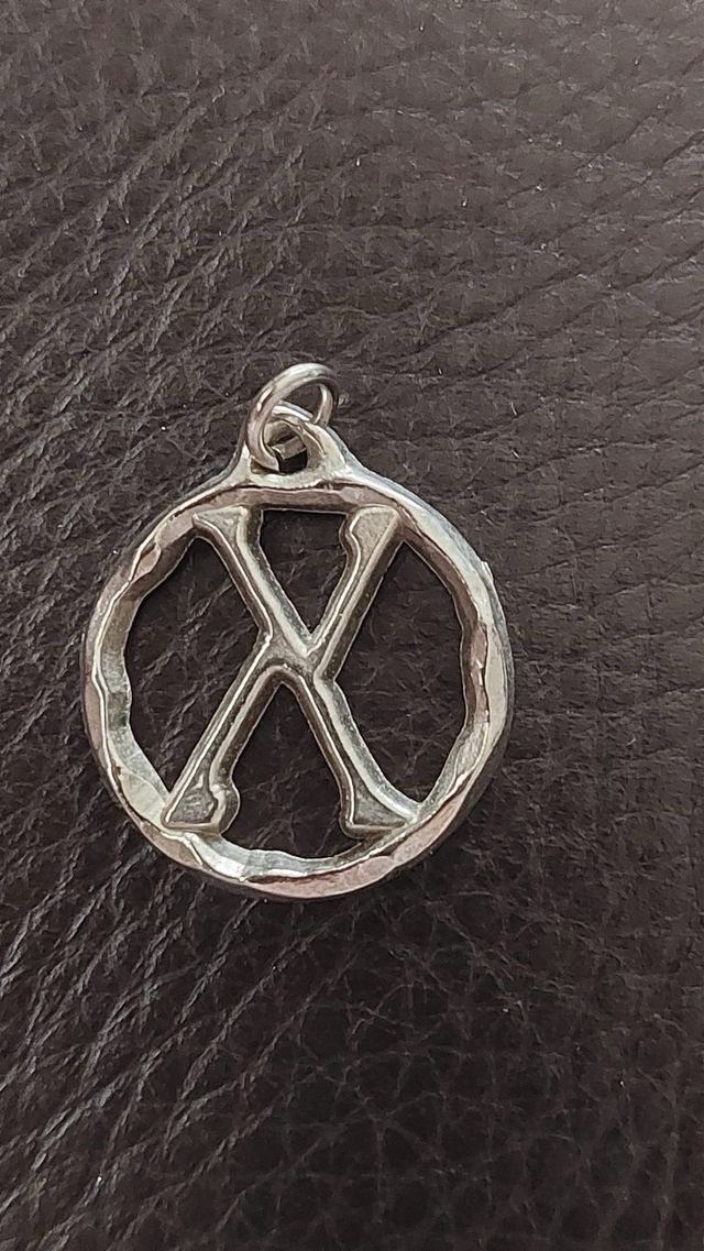 Se Regala Colgante Círculo con X / K