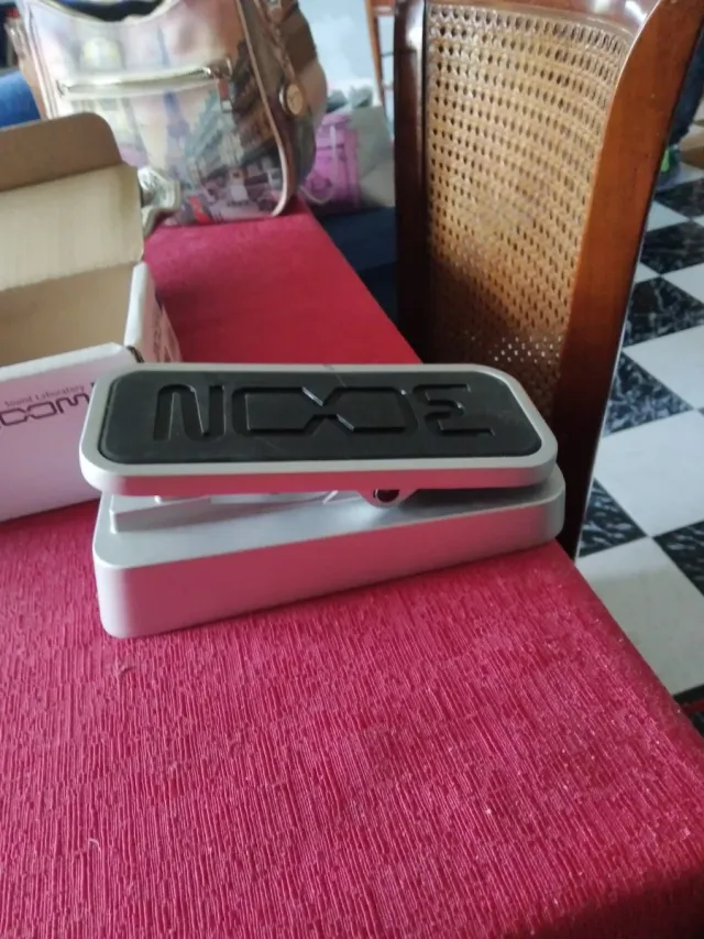 Pedale di espressione per strumenti vari