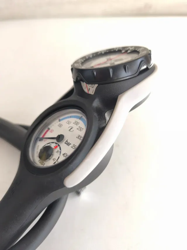 Consola de buceo con brújula