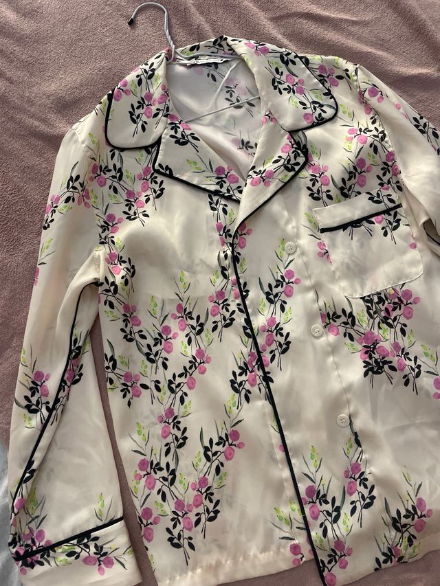 Camisa floral blanca y rosa