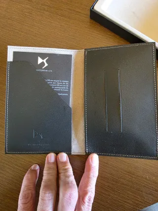 Portachiavi DS e portadocumenti in pelle