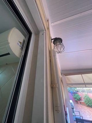 Persianas de aluminio blancas con los perfiles