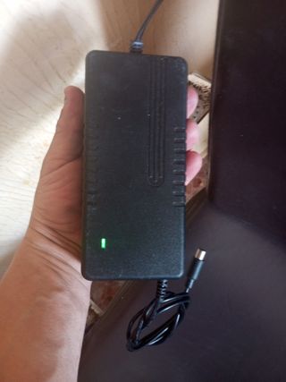 Cargador Honszex Li-ion 42V 2A