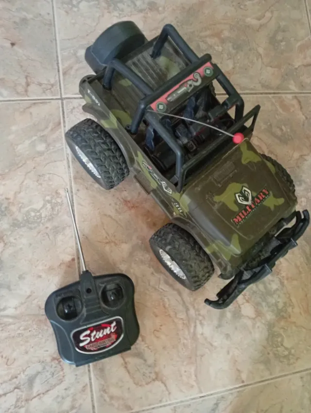 Coche radiocontrol militar Stunt