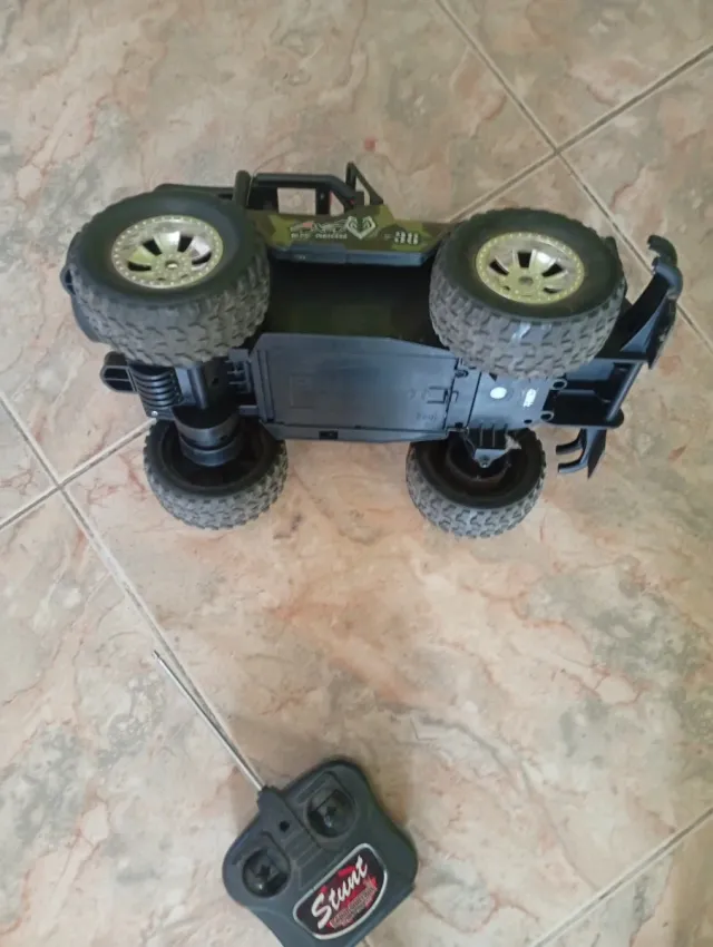 Coche radiocontrol militar Stunt