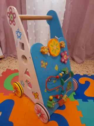 Andador infantil de madera azul Recogida Badalona