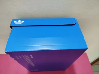 Scatola Adidas Blu Vuota