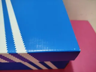 Scatola Adidas Blu Vuota