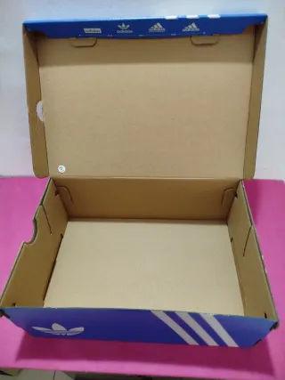 Scatola Adidas Blu Vuota