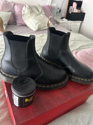 Botas Chelsea Dr. Martens con costura amarilla