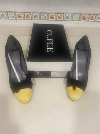 Zapato de señora de Ante Negro y Amarillo .