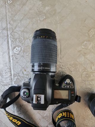 Cámara Nikon D70 con objetivo