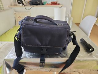 Cámara Nikon D70 con objetivo