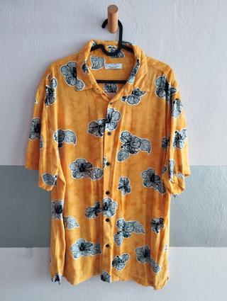 Camisa Bershka floral amarilla Talla L