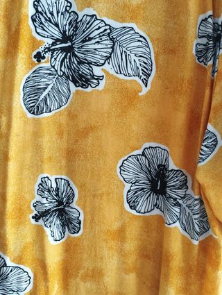 Camisa Bershka floral amarilla Talla L