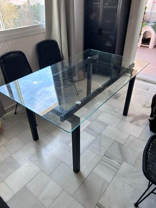 Mesa de cristal con estructura metálica negra
