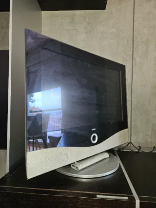 Televisión Loewe negra y plateada no funciona