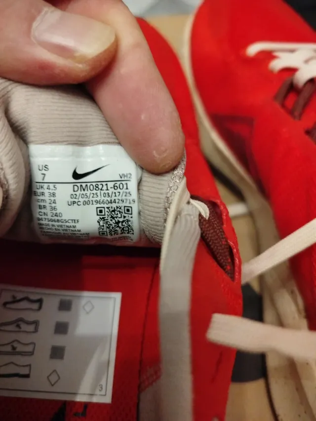 Zapatillas Nike Rojas y Beige