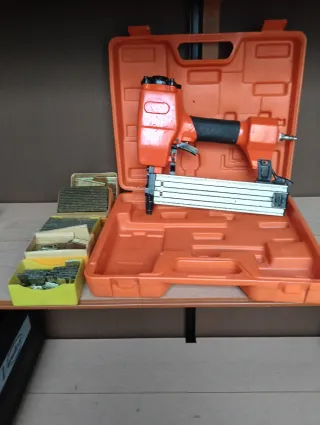 Pistola clavos neumática y accesorios