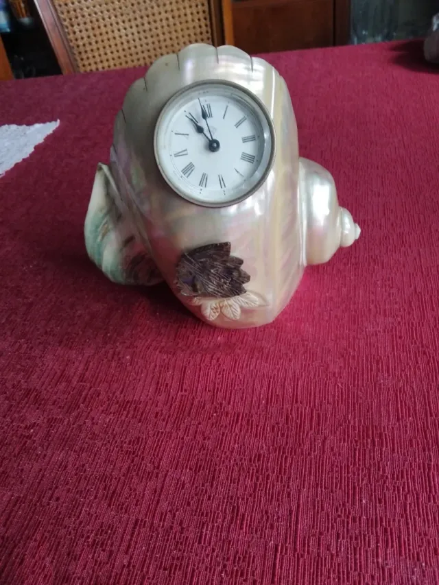 Orologio antico conchiglia