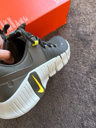 Nike Free Metcon 6 gris y amarillo