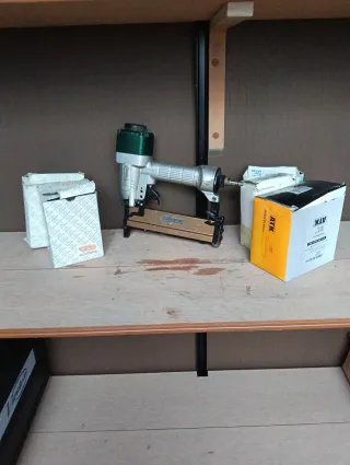 Pistola Grapadora Neumática + Grapas