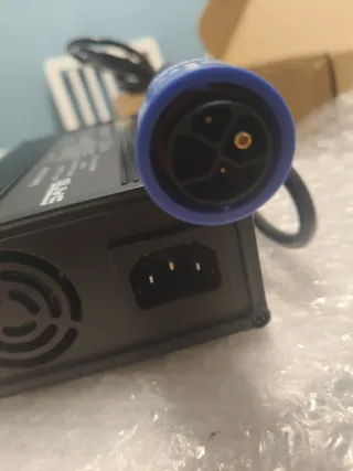 Cargador SANS SSLC300VB4 84V 3A Moto Eléctrica