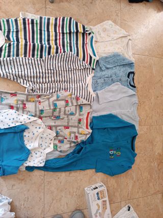 Lote 7 Pijamas y 7 Bodies Bebé 6/9 Meses