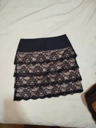 Minifalda Mango volantes encaje negro/beige T36