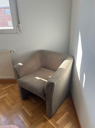 Butaca de tela gris verdoso