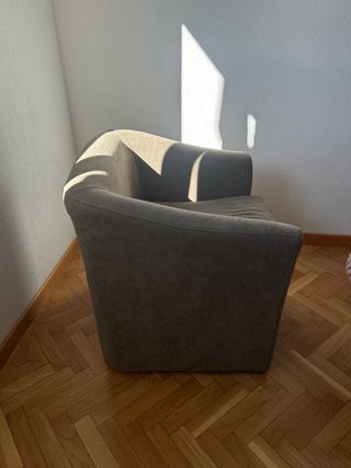 Butaca de tela gris verdoso