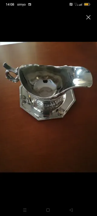 Salsera, bandeja y pinzas pasteleras