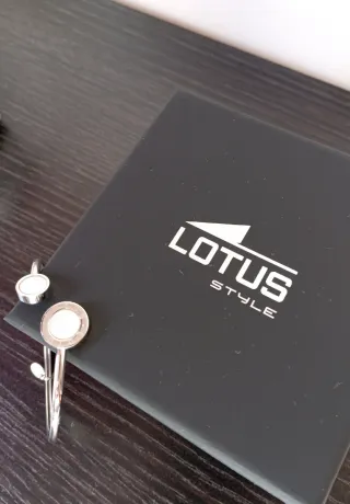 Pulsera plata y blanco