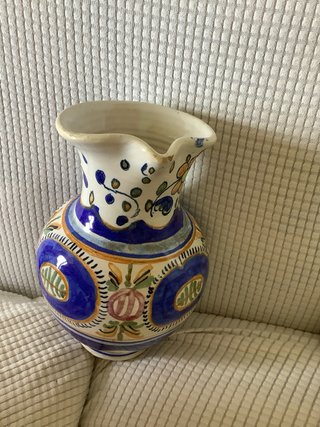 Jarrón de cerámica azul y blanco