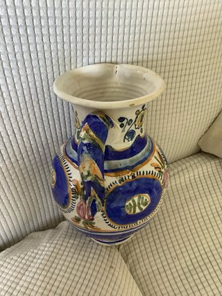 Jarrón de cerámica azul y blanco