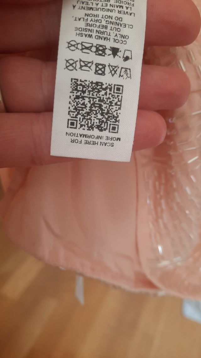 Elegante vestido rosa con detalles plateados