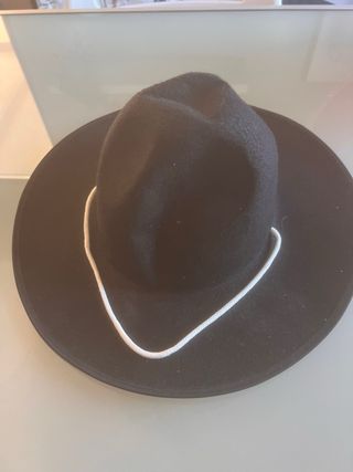 Sombrero negro disfraz explorador