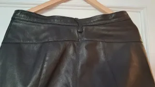 Pantalón de cuero negro mujer
