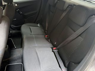 Peugeot 208 Signature