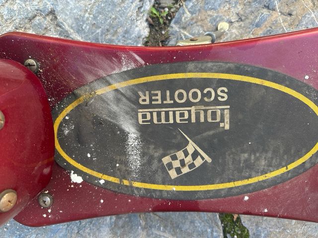 Patinete de gasolina rojo