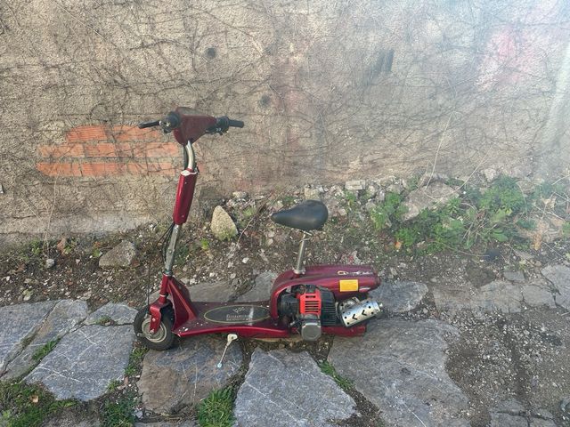 Patinete de gasolina rojo