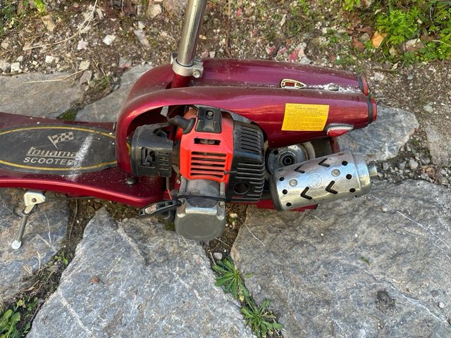 Patinete de gasolina rojo