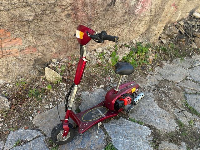 Patinete de gasolina rojo