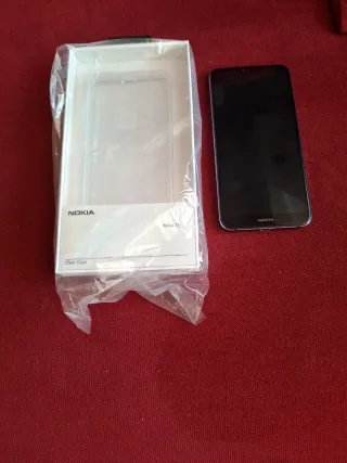 Nokia 7.1 con funda protectora