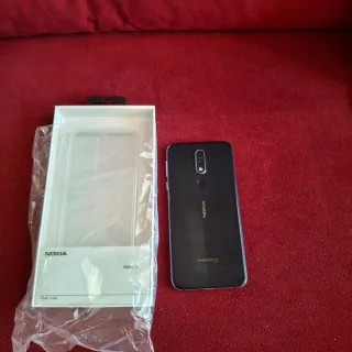 Nokia 7.1 con funda protectora