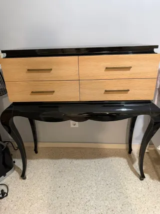 Cómoda de madera y plástico negra