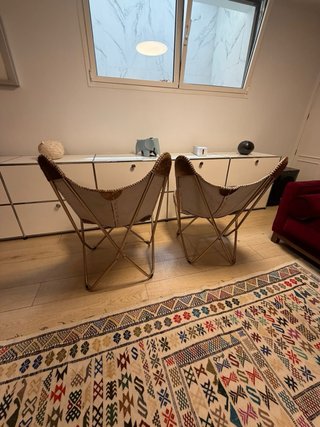 Silla Mariposa Piel Jaspeada Metal marca Hanbel