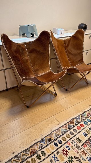 Silla Mariposa Piel Jaspeada Metal marca Hanbel