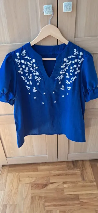 Blusa azul con bordado floral