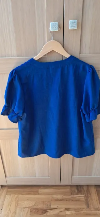 Blusa azul con bordado floral